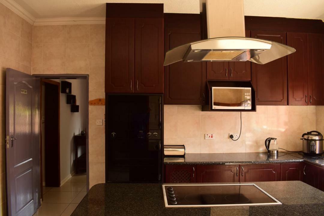 Skyhawk Guesthouse Gaborone Extérieur photo
