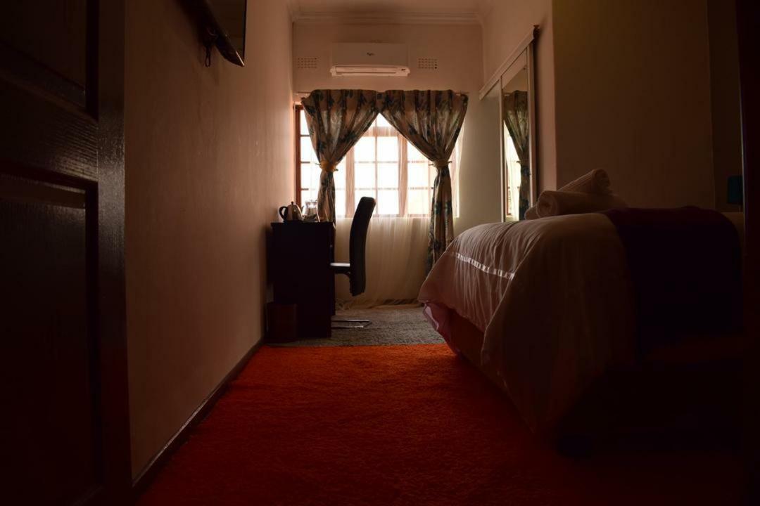 Skyhawk Guesthouse Gaborone Extérieur photo