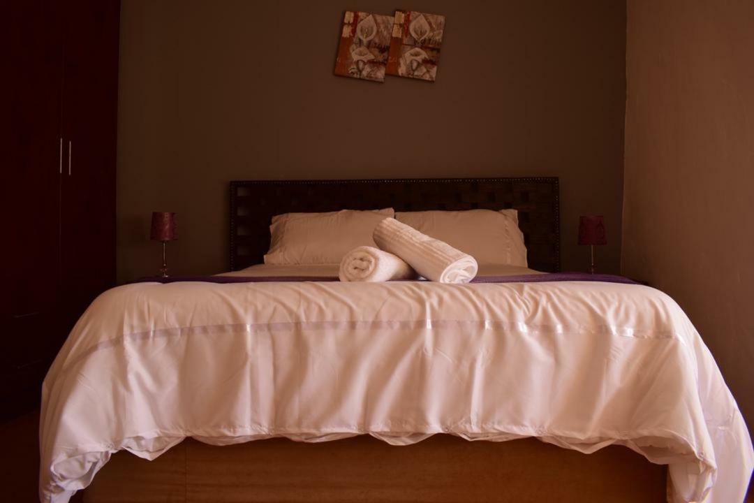 Skyhawk Guesthouse Gaborone Extérieur photo