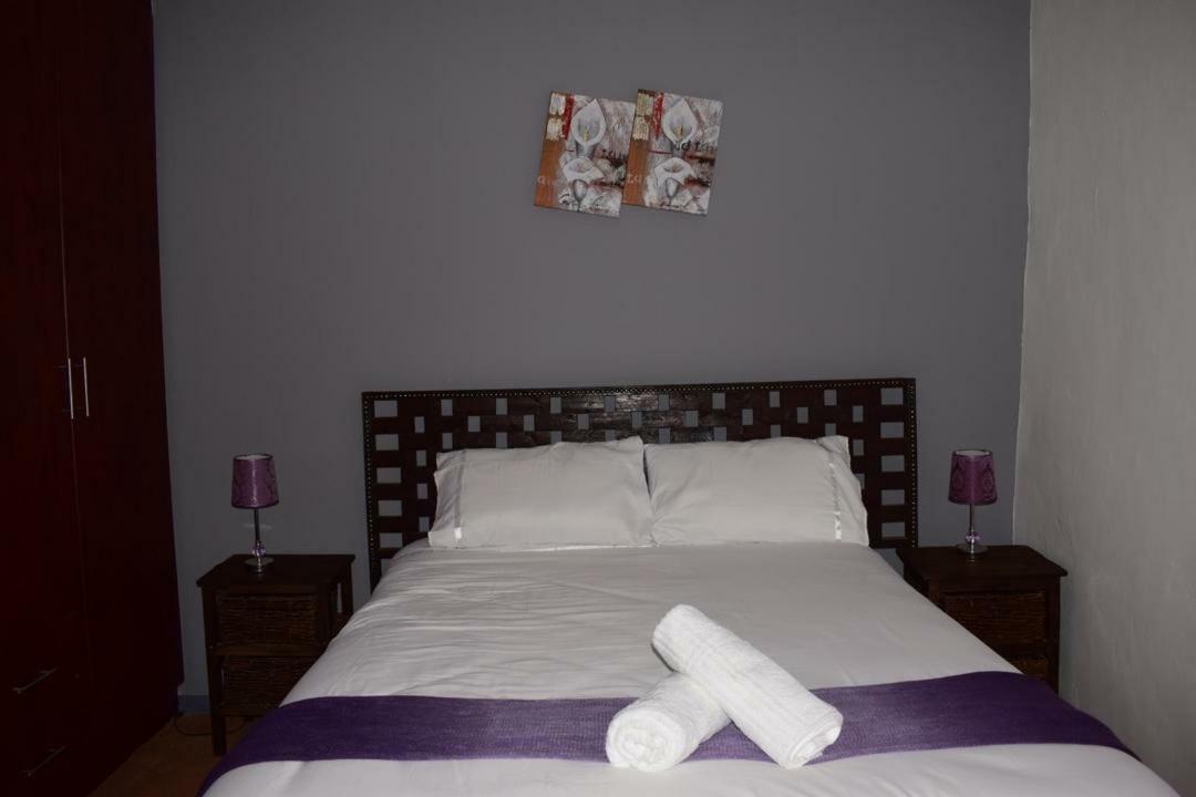 Skyhawk Guesthouse Gaborone Extérieur photo