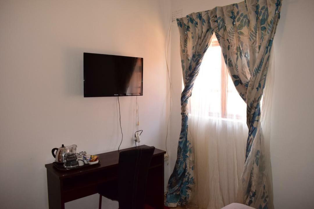 Skyhawk Guesthouse Gaborone Extérieur photo