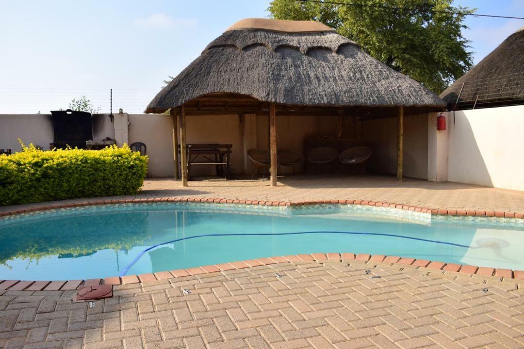 Skyhawk Guesthouse Gaborone Extérieur photo