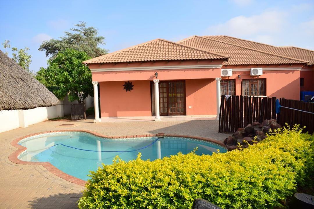Skyhawk Guesthouse Gaborone Extérieur photo
