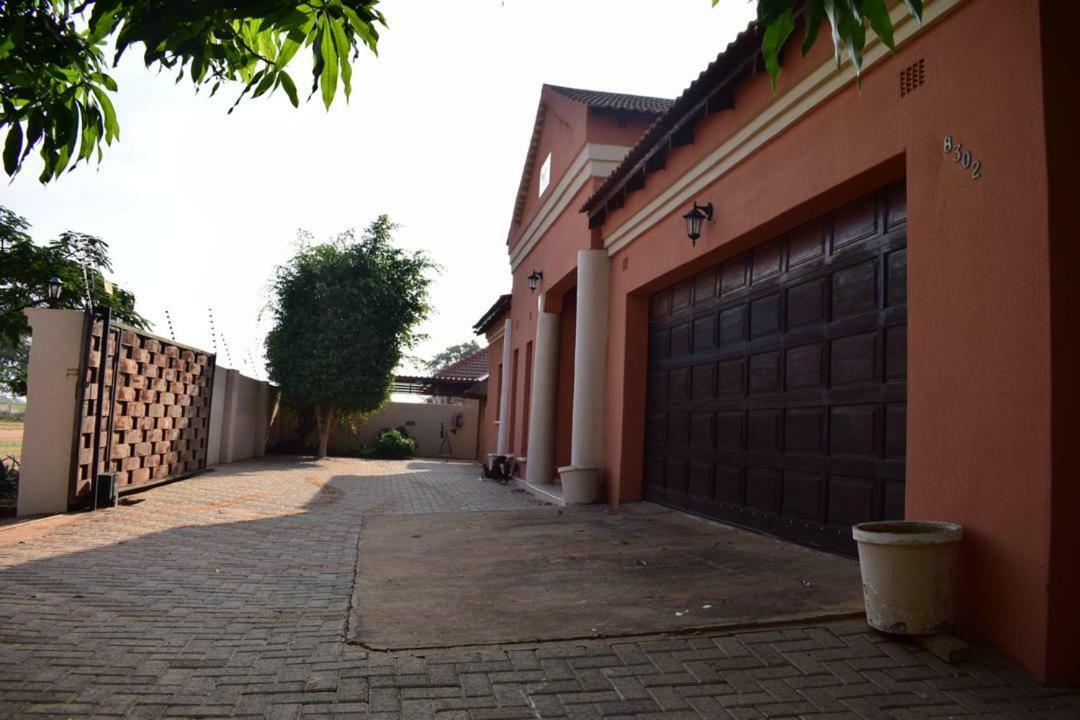 Skyhawk Guesthouse Gaborone Extérieur photo