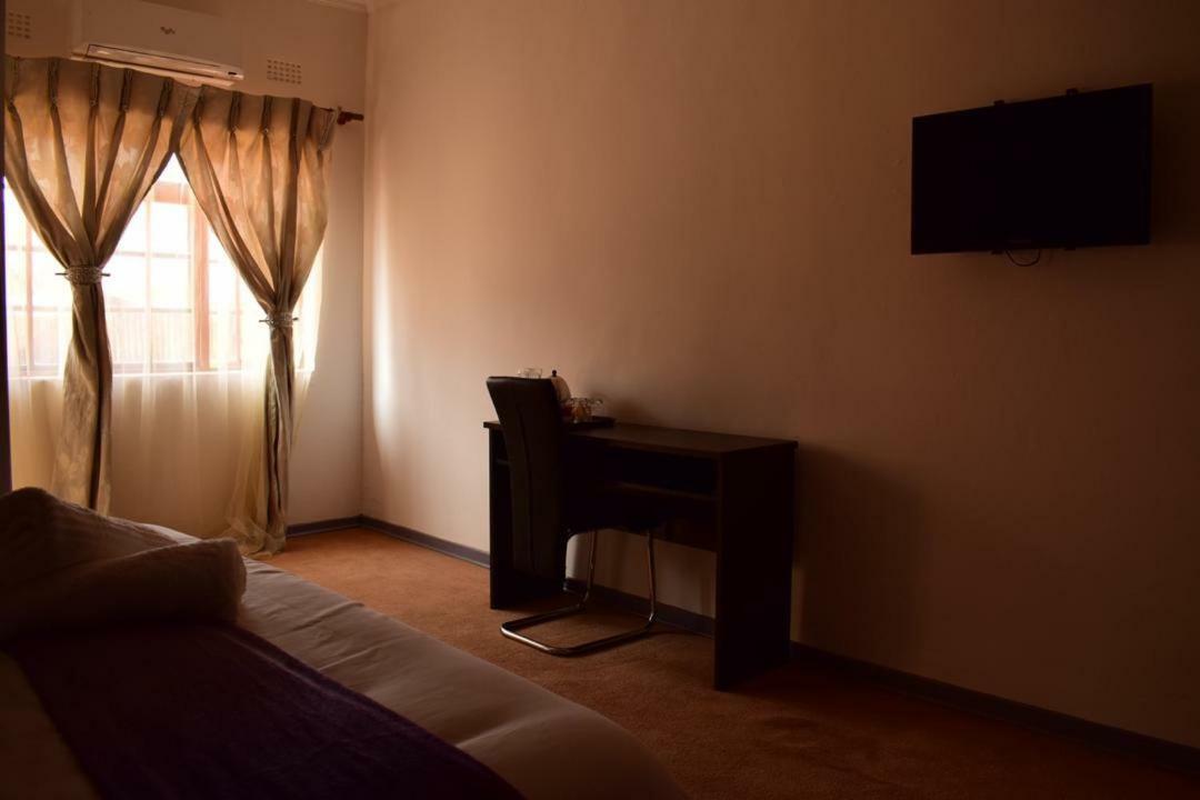 Skyhawk Guesthouse Gaborone Extérieur photo